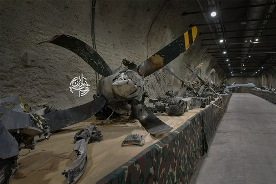 Iran công khai các mảnh vỡ tiêm kích F-15E Strike Eagle của Không quân Mỹ trong hầm ngầm