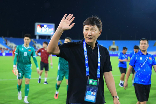 HLV Kim Sang-sik giải thích quyết định rút Hoàng Đức ở trận thắng Campuchia tại ASEAN Cup 2026