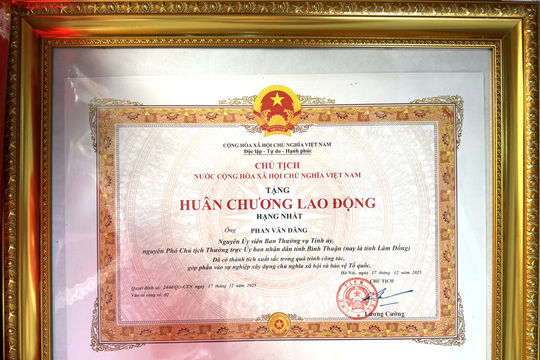Đồng chí Phan Văn Đăng được tặng Huân chương Lao động hạng Nhất