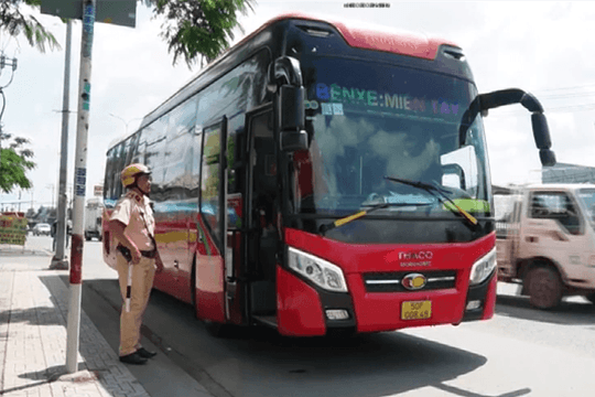 Từ ngày mai (10/8), rút giấy phép xe hợp đồng khi đón trả khách sai chỗ