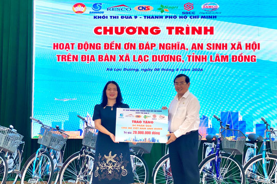 Khối thi đua số 9 - TP Hồ Chí Minh trao 60 suất quà, học bổng cho người dân xã Lạc Dương