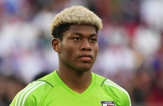 PSG chi 35 triệu euro chiêu mộ thủ môn Zion Suzuki từ Parma nhưng vướng bài toán suất bắt chính
