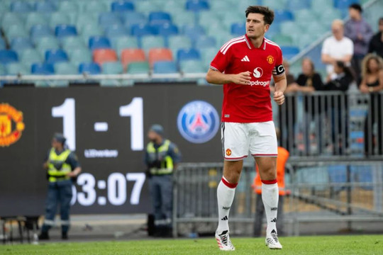 Man Utd hòa PSG 1-1: Maguire rực sáng, tân binh Tielemans chào sân ấn tượng tại Thụy Điển