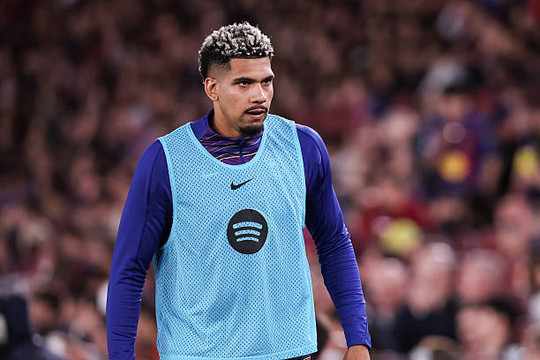 Ronald Araujo cập bến Liverpool: Nước đi chiến thuật mạo hiểm của Hansi Flick tại Barcelona