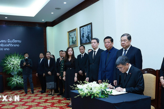 Thủ tướng Lê Minh Hưng viếng Chủ tịch Quốc hội Lào Xaysomphone Phomvihane