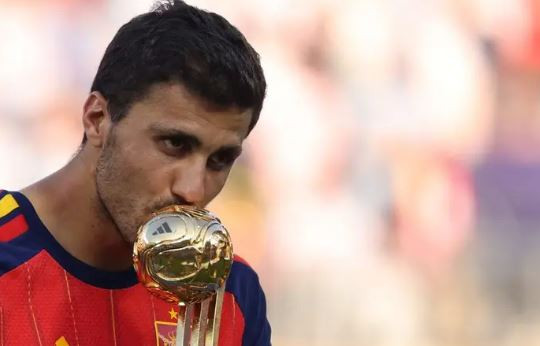 Barcelona dẫn đầu cuộc đua chiêu mộ Rodri 80 triệu euro trước kình địch Real Madrid