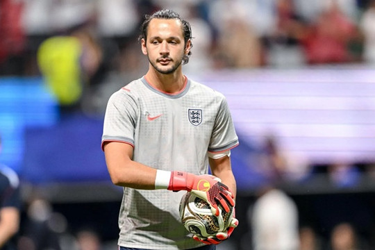 Leeds United chi 40 triệu bảng mua James Trafford từ Man City để giải bài toán trong khung gỗ