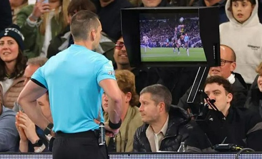 UEFA muốn siết chặt can thiệp VAR và trả lại vai trò quyết định chính cho các trọng tài
