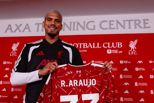 Liverpool hoàn tất mượn Ronald Araujo từ Barca để giải quyết cuộc khủng hoảng hàng phòng ngự