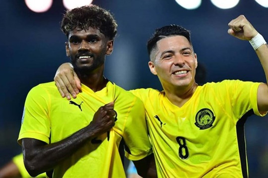 Chân sút Pavithran của Malaysia đe dọa hàng thủ tuyển Việt Nam tại bán kết ASEAN Cup 2026