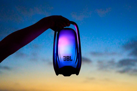Đánh giá loa JBL Pulse 6 với công suất 40W, Bluetooth 6.0 và thiết kế tay cầm phát sáng