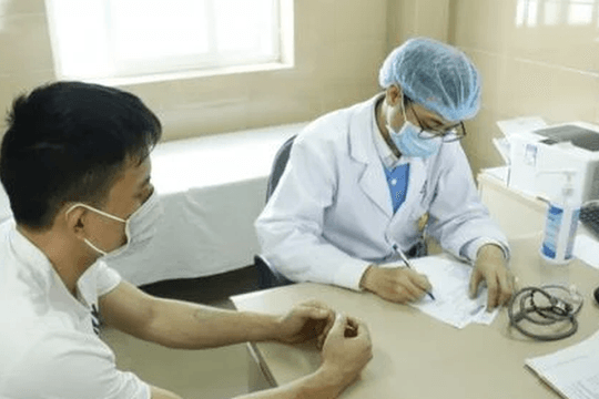 Bác sĩ hợp đồng không thuộc diện chuyển xếp lương theo Nghị quyết 261