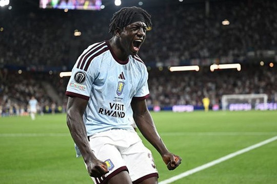 Tiền đạo 17 tuổi Brian Madjo xô đổ kỷ lục 30 năm của Patrick Kluivert tại Siêu cúp châu Âu