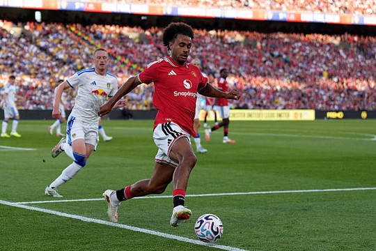 Tiền đạo Joshua Zirkzee rực sáng trước Leeds United giữa bối cảnh Juventus đàm phán chiêu mộ