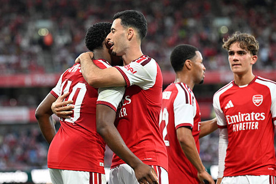 David Raya xuất sắc rực sáng giúp Arsenal đánh bại Como trên chấm luân lưu kịch tính tại Emirates