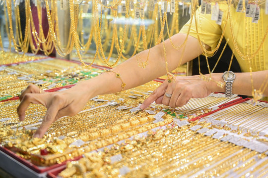 Giá vàng thế giới vượt 4.400 USD/ounce, SJC tăng 1,1 triệu đồng sau hai phiên