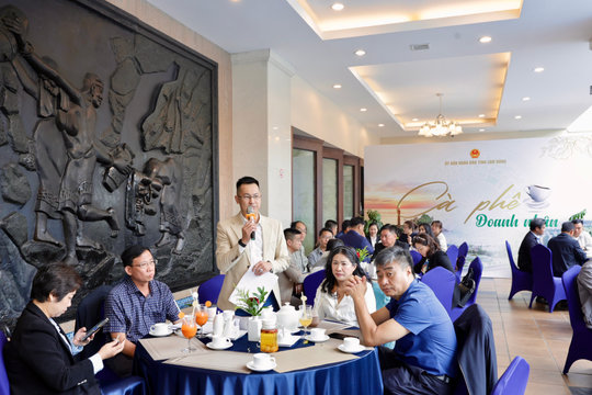 Góc nhìn khác từ “Cà phê doanh nhân”