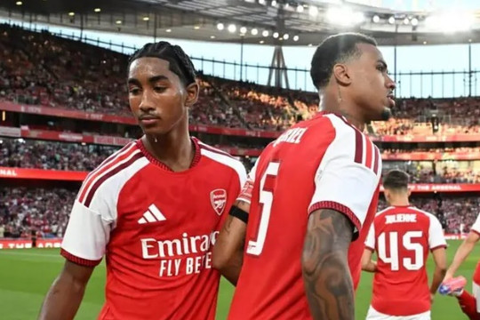 Trung vệ 16 tuổi Marli Salmon trở thành phương án chất lượng cho Arsenal khi Saliba chấn thương