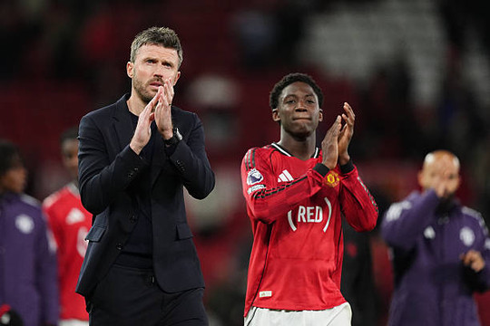 Michael Carrick dùng bài học quá khứ thấu hiểu và nâng đỡ Kobbie Mainoo sau kỳ World Cup 2026