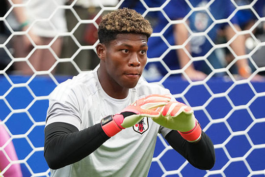 PSG đột ngột hủy thương vụ chiêu mộ thủ thành Zion Suzuki với giá 35 triệu euro từ Parma