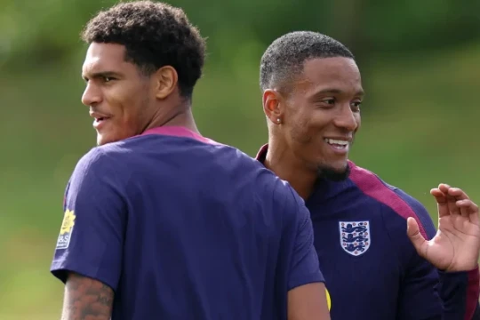 Mikel Arteta đứng trước bài toán nhân sự: Lựa chọn Ezri Konsa hay Jarell Quansah cho Arsenal?