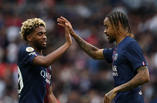 HLV Luis Enrique gạch tên Barcola và Mbaye ở Siêu cúp Pháp giữa tin đồn sang Liverpool