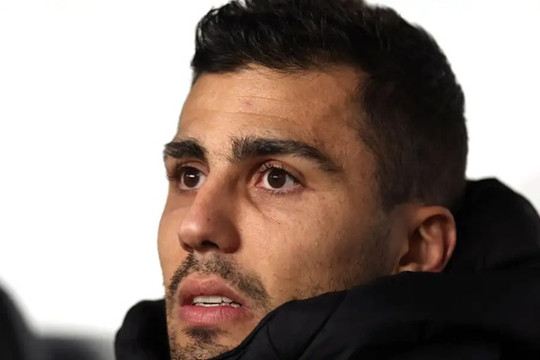 Barcelona nổ bom tấn Rodri: Cú sốc chuyển nhượng giáng đòn đau vào khao khát của Real Madrid