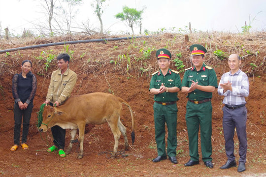 Trao “cần câu”, tạo sinh kế cho người nghèo