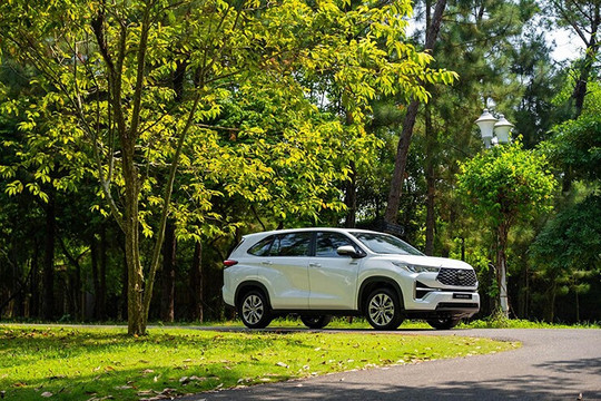 Toyota Innova Cross 2026: Giá lăn bánh mới nhất tháng 8 và thông số chi tiết 3 phiên bản