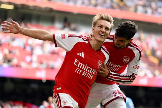 Martin Odegaard rực sáng ở Siêu cúp Anh: Nhạc trưởng Arsenal trở lại đỉnh cao