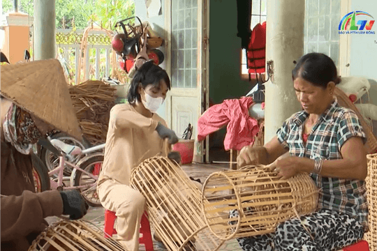 Mở thêm sinh kế từ nghề đan lát