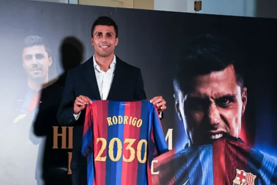 Rodri cập bến Barcelona: Cú hích chiến thuật cho Hansi Flick và nỗi lo của Real Madrid