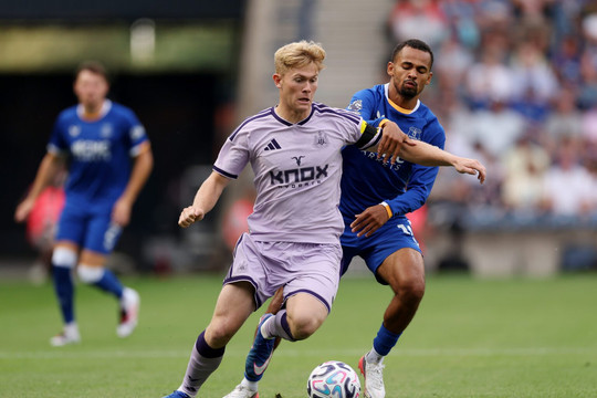 Manchester United nhắm Lewis Hall cho hành lang cánh trái sau khi chốt xong Carlos Baleba