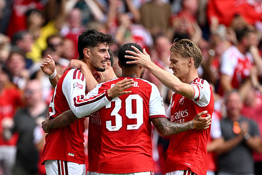 Arsenal bước vào mùa giải Ngoại hạng Anh 2026/27: Thử thách của vị vua bị săn đuổi