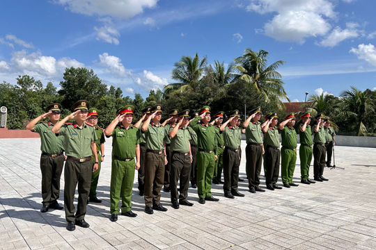 Cụm thi đua số 15, Công an tỉnh Lâm Đồng về nguồn tại Trung ương Cục miền Nam