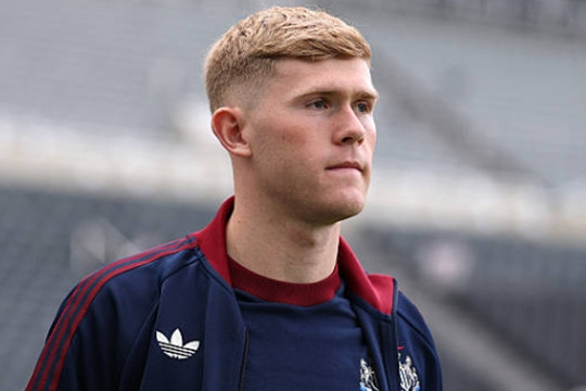 Lewis Hall bất ngờ từ chối Manchester United để làm hạt nhân trong kỷ nguyên mới ở Newcastle