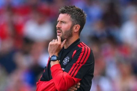 HLV Michael Carrick khẳng định MU chuyển nhượng hiệu quả hơn các đối thủ tại Ngoại hạng Anh