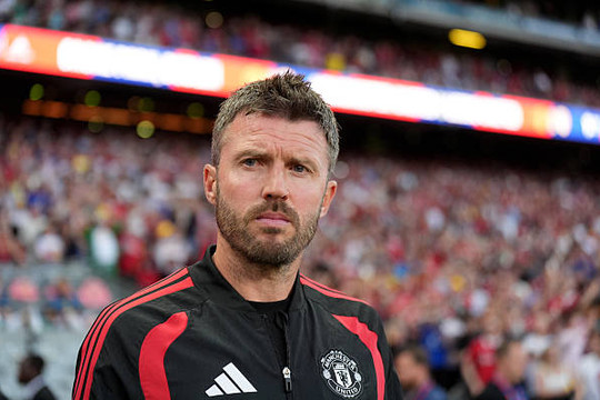 HLV Michael Carrick tái thiết tuyến giữa Man United: Nước cờ khôn ngoan tại Old Trafford
