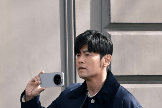 Lộ diện flagship vivo X500 Pro Max trên tay Châu Kiệt Luân với camera tele kích thước lớn