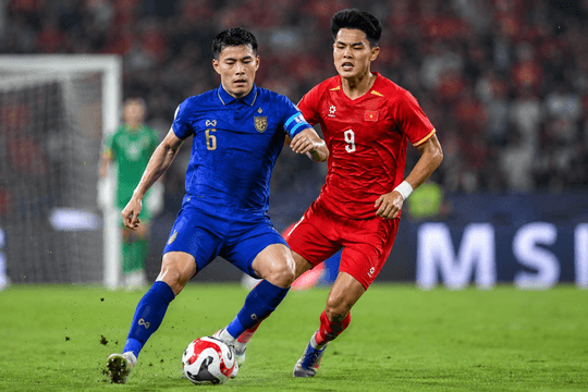 Việt Nam thắng Thái Lan 2-0, chạm một tay vào chức vô địch