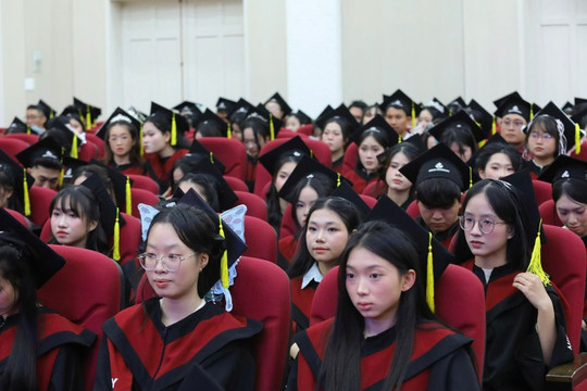 Trường Đại học Yersin Đà Lạt trao bằng tốt nghiệp cho gần 900 tân thạc sĩ, cử nhân