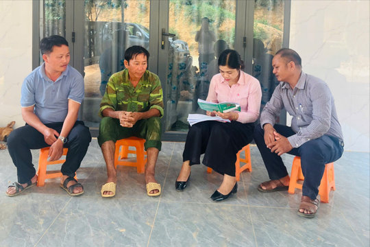 Nữ cán bộ tín dụng "gieo vốn" nơi buôn làng