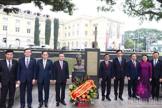 Thường trực Ban Bí thư Trần Cẩm Tú dâng hoa tưởng niệm Chủ tịch Hồ Chí Minh tại Singapore