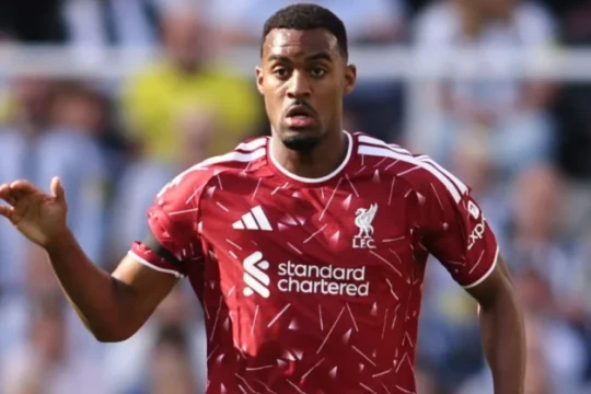 HLV Andoni Iraola kiên định không mua số 6 khiến tuyến giữa Liverpool đối mặt nhiều rủi ro