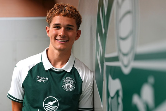 Tiền vệ trẻ Jacob Devaney chính thức rời Manchester United để chuyển sang Hibernian thi đấu