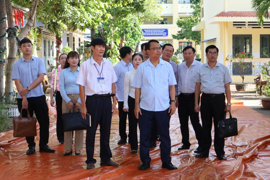 Phó Bí thư Thường trực Tỉnh ủy Lâm Đồng Đặng Hồng Sỹ kiểm tra công tác chuẩn bị năm học mới phía Đông