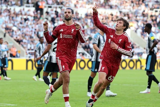 Szoboszlai lập công phút bù giờ giúp Liverpool hòa nghẹt thở 2-2 trước Newcastle United