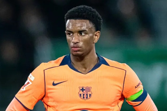 Man United ráo riết chiêu mộ hậu vệ cánh trái Alejandro Balde sau biến động ở Barcelona