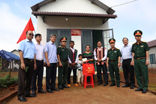Quân khu 7 thăm, tặng quà, khám sức khỏe cho người dân biên giới Lâm Đồng