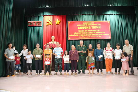 Đoàn Kinh tế - Quốc phòng 720 tuyên dương học sinh, tặng quà trẻ em có hoàn cảnh khó khăn